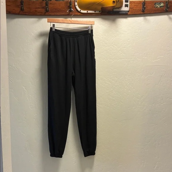 Vuori Classic Black Joggers, Size XS - Picture 1 of 6